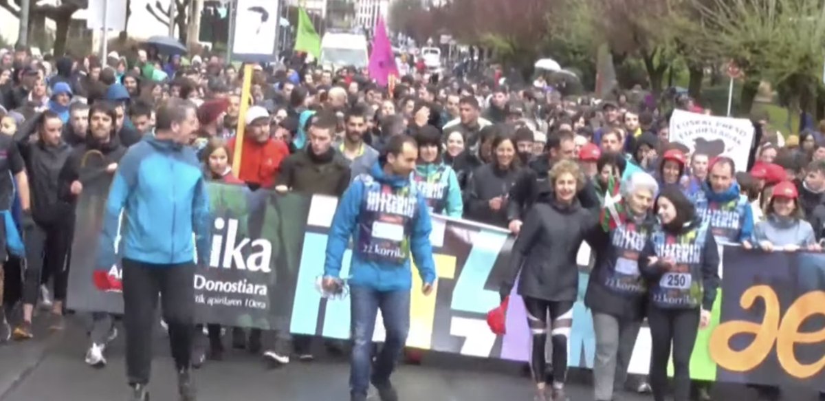 goiena's tweet photo. #Goiena Komunikazio Taldeak ere hartu du lekukoa #Korrika22-an.

#Goienakide diren Ane Irazabal oñatiarrak, Aretxabaletako Maria Jesus Ibabek eta David Garcia eskoriatzarrak izan dute aurten lekukoa eramateko ohorea.

Eskerrik asko, hirukote! https://t.co/W4LrDmx0SP