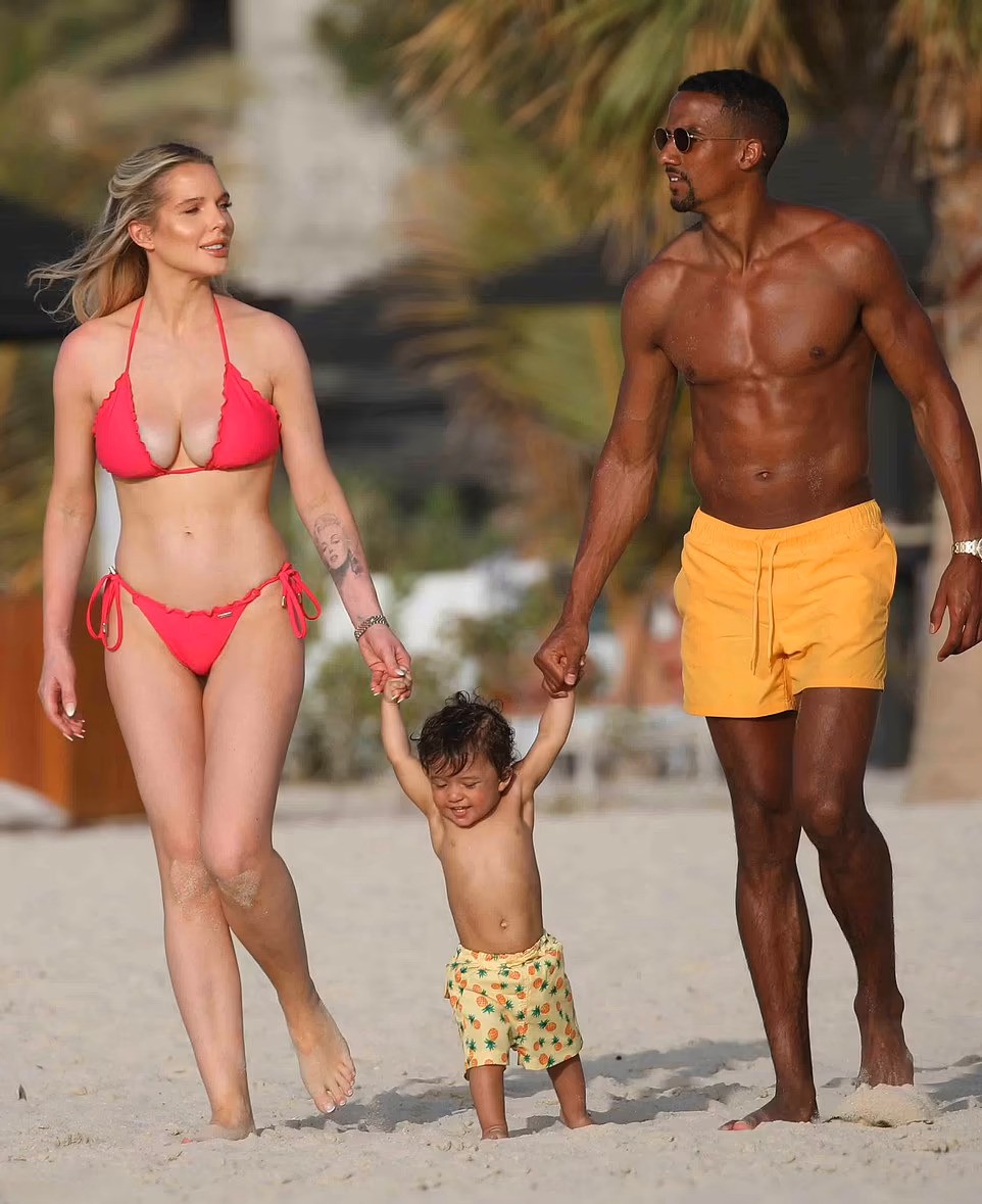 ItsAWagWagWorld's tweet photo. #HelenFlanagan & #ScottSinclair enjoy family time with their one year-old-son Charlie on the beach in Dubai. #coronationstreet #corrie #preston https://t.co/T1ui6voQ2l