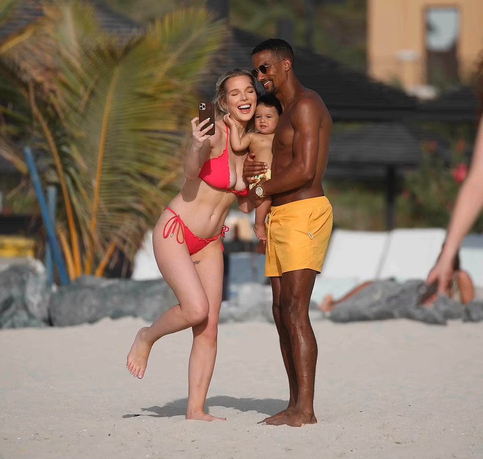 ItsAWagWagWorld's tweet photo. #HelenFlanagan & #ScottSinclair enjoy family time with their one year-old-son Charlie on the beach in Dubai. #coronationstreet #corrie #preston https://t.co/T1ui6voQ2l