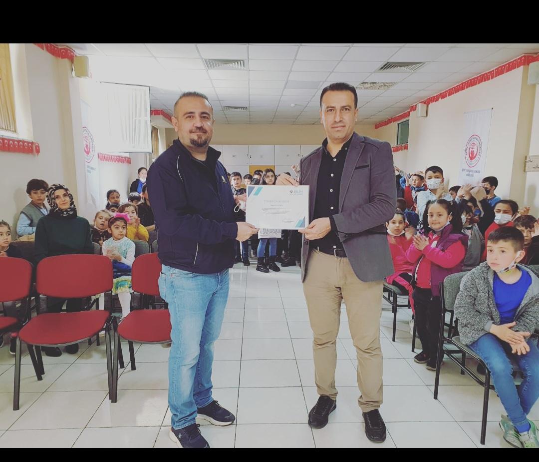 MUNTEAM_'s tweet photo. Tübitak Bilim Söyleşileri ile Doç.Dr. Okay Çimen tarafından K.Maraş'da Şehit Yusuf Çavuş İlkokulu öğrencilerimize 'Yeşil Teknolojilere Dönüşüm ve Kritik Hammaddelerin Rolü' konularını anlatıldı. Okul yönetimi ve @Tubitak a teşekkür ederiz. #MilliTeknolojiHamlesi @ProfHasanMandal https://t.co/76xeIjMg6O
