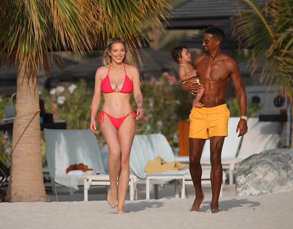 ItsAWagWagWorld's tweet photo. #HelenFlanagan & #ScottSinclair enjoy family time with their one year-old-son Charlie on the beach in Dubai. #coronationstreet #corrie #preston https://t.co/T1ui6voQ2l