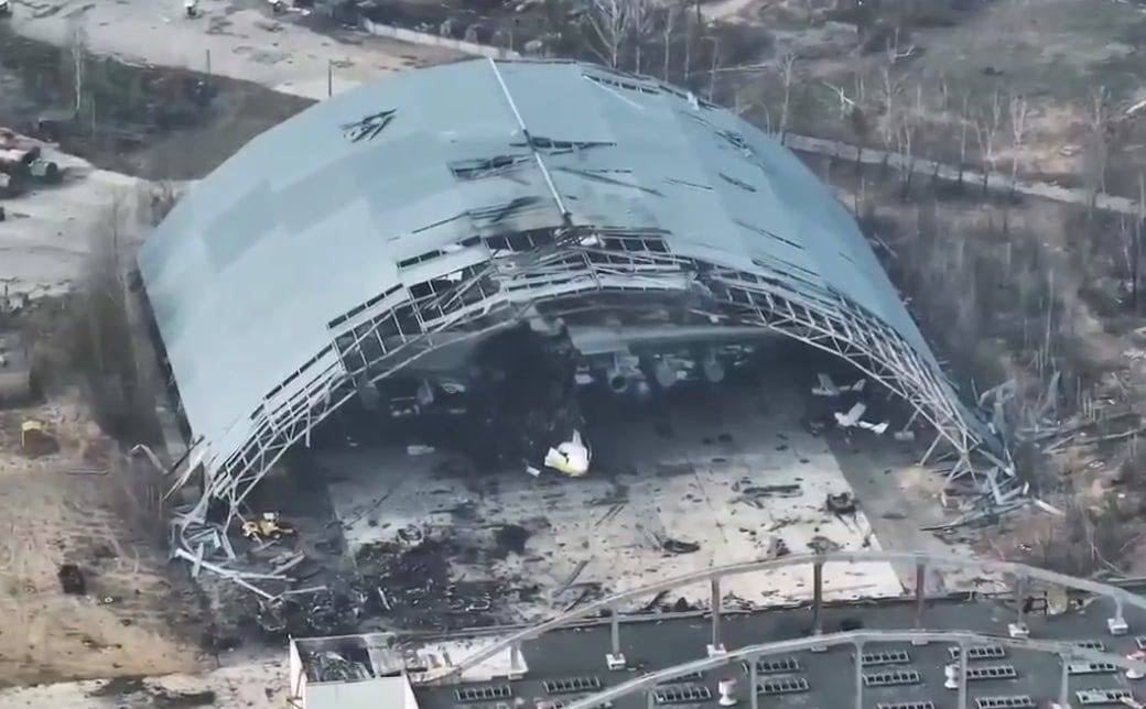 UkraineWR's tweet photo. This is what the destroyed Mriya plane looks like from a height

 The largest aircraft was destroyed in the first days of the war.  It will be almost impossible to restore it. https://t.co/0tIJaDlVPs