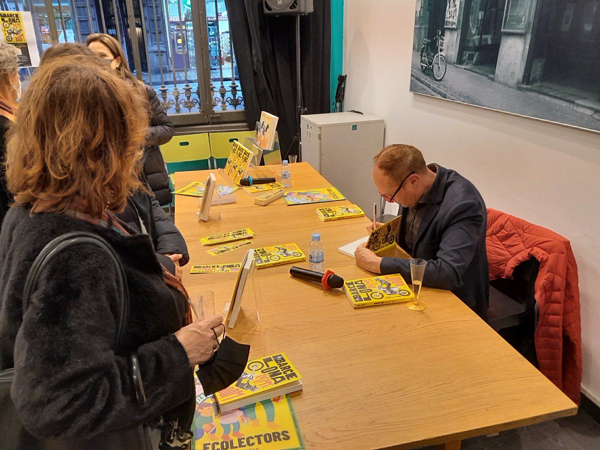 jollibre's tweet photo. Qui diu que la #LIJ no pot omplir llibreries? Ahir a l'@LibreriaALIBRI va ser tot un èxit! 

Vols saber més sobre la novel·la d'Àngel Burgas? https://t.co/Mx73RK89w7 https://t.co/YJwkV3JheQ