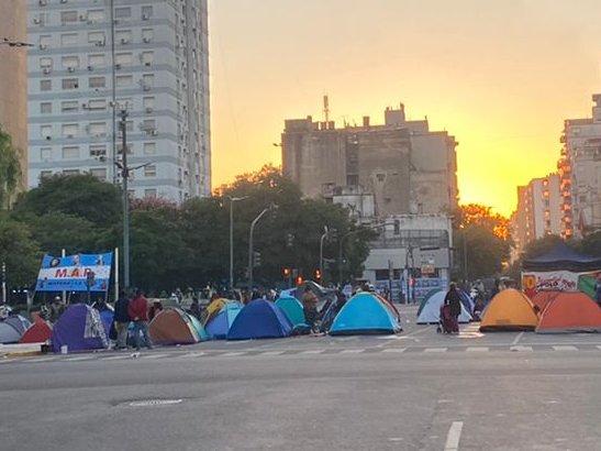 Caos en la Ciudad por el campamento piquetero de la  9 de Julio. Es entre  Av.Belgrano y Moreno. Hay corte total  entre Avda. De Mayo e Independencia, alternativa Alem/Paseo Colon. El piquete afecta al #Metrobus.

#alertastransito <a href="/marinosergio/">Sergio Marino</a>