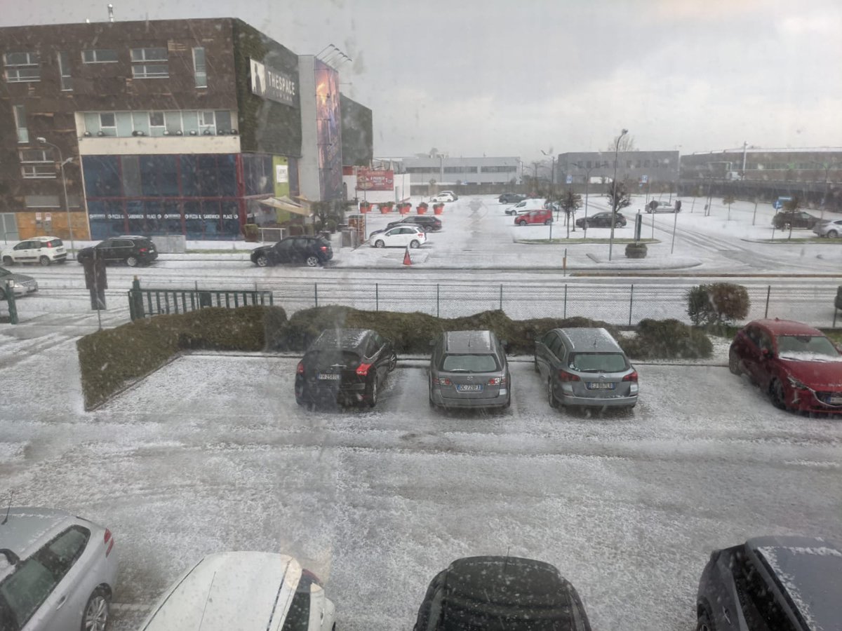 bcomebetta's tweet photo. Qui Padova, sembra neve ma è grandine https://t.co/MaYpM2KdUu