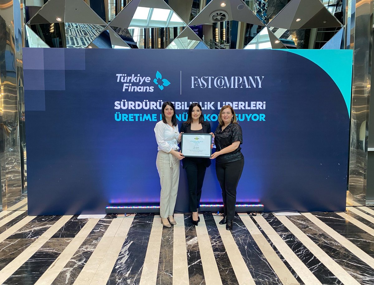 Uğur Okulları (@ugurokullari) on Twitter photo Uğur'da Sorumlu Üretim ve Tüketim Programımız ile "Türkiye'nin Sürdürülebilirlik Liderleri 50" listesinde yer alan Genel Müdürümüz Nil Çiçek'e Fast Company Dergisi tarafından ödülü takdim edildi. 🍀
#UğurdaSorumluÜretimveTüketim
<a href="/FastCompanyT/">Fast Company Türkiye</a> Uğur'da Sorumlu Üretim ve Tüketim Programımız ile "Türkiye'nin Sürdürülebilirlik Liderleri 50" listesinde yer alan Genel Müdürümüz Nil Çiçek'e Fast Company Dergisi tarafından ödülü takdim edildi. 🍀
#UğurdaSorumluÜretimveTüketim
<a href="/FastCompanyT/">Fast Company Türkiye</a>