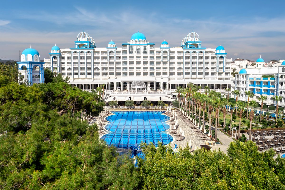 Take a step into this amazing landscape.

Bu muhteşem manzaraya adım atın.
