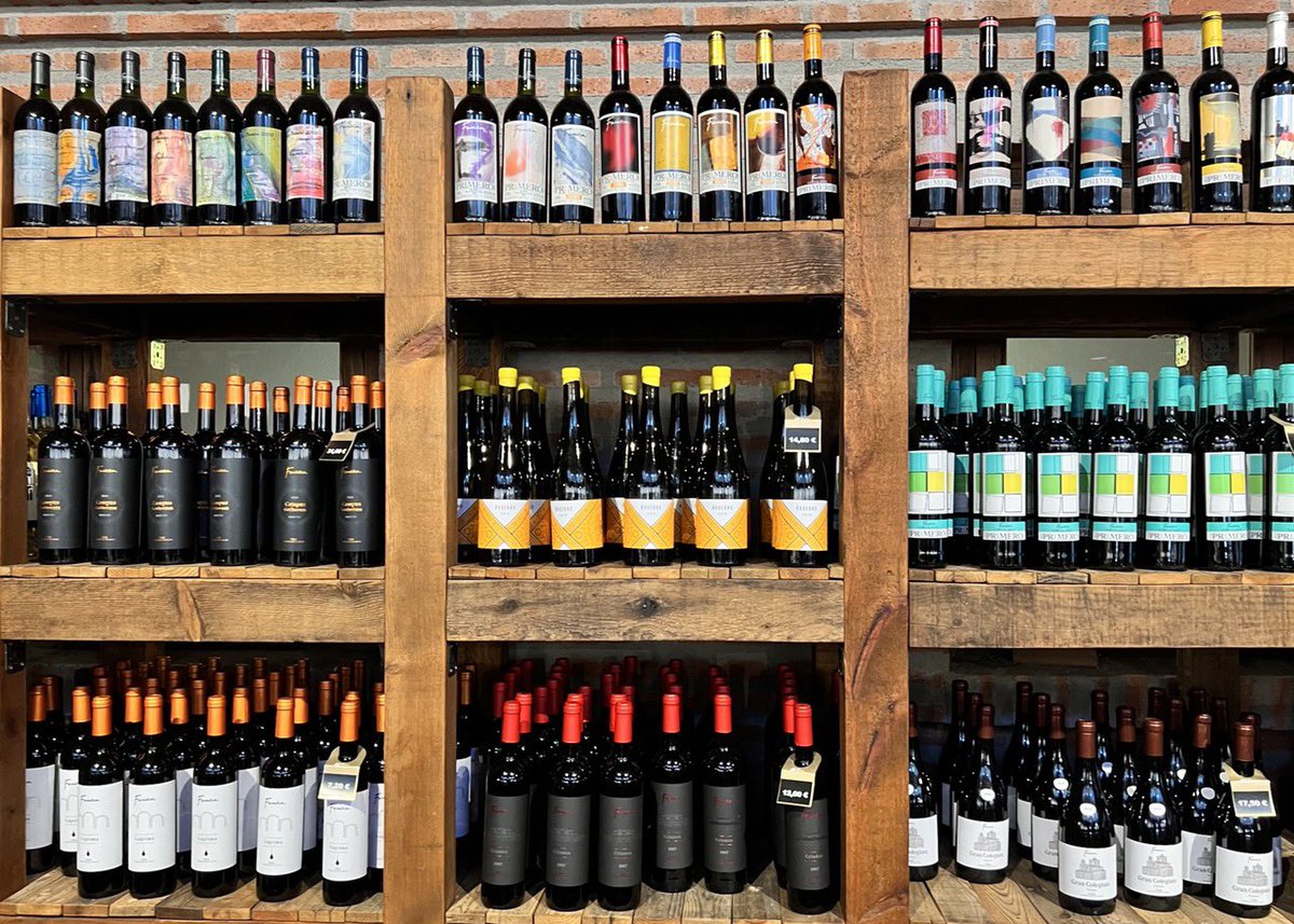 Hoy he visitado <a href="/bodegasfarina/">Bodegas Fariña</a> una de las artífices de la DO Toro 🍷 Lleva más de 80 años elaborando vino y unos 16 llevando el arte a sus etiquetas a través de un concurso nacional. Organizan visitas enoturísticas para conocer  el proceso del vino, el museo e incluye cata.