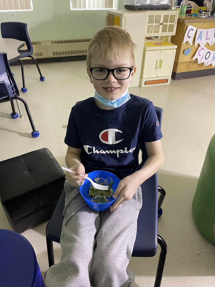 MsOickle's tweet photo. Our Grade 2/3 class decided to share their @littlegrnthumbs lettuce with their Grade One neighbours! #PlantGrowEatShare @NLESDCA @AITCNL https://t.co/7rM6jrryV0