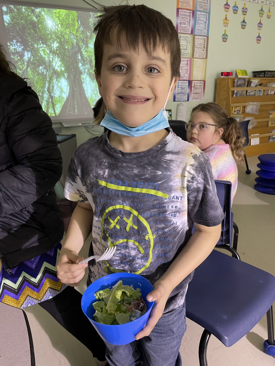 MsOickle's tweet photo. Our Grade 2/3 class decided to share their @littlegrnthumbs lettuce with their Grade One neighbours! #PlantGrowEatShare @NLESDCA @AITCNL https://t.co/7rM6jrryV0
