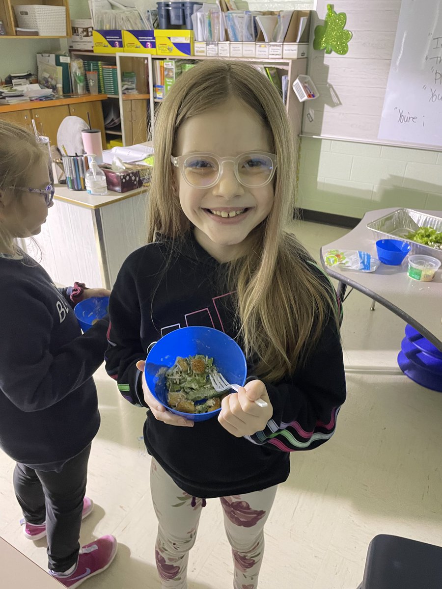 MsOickle's tweet photo. Our Grade 2/3 class decided to share their @littlegrnthumbs lettuce with their Grade One neighbours! #PlantGrowEatShare @NLESDCA @AITCNL https://t.co/7rM6jrryV0