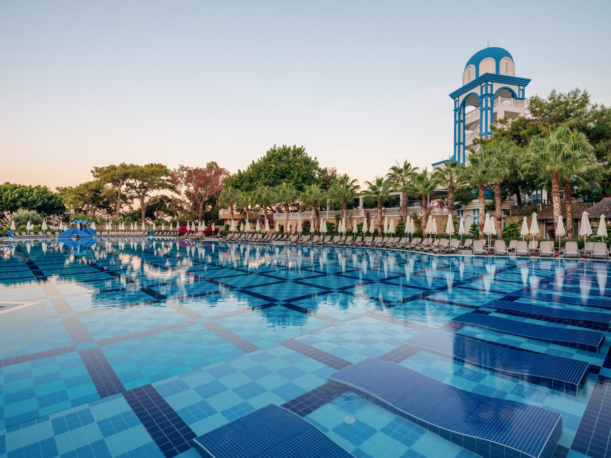 We invite you to a perfect vacation at Rubi Platinum.

Sizi Rubi Platinum’da harika bir tatile davet ediyoruz.