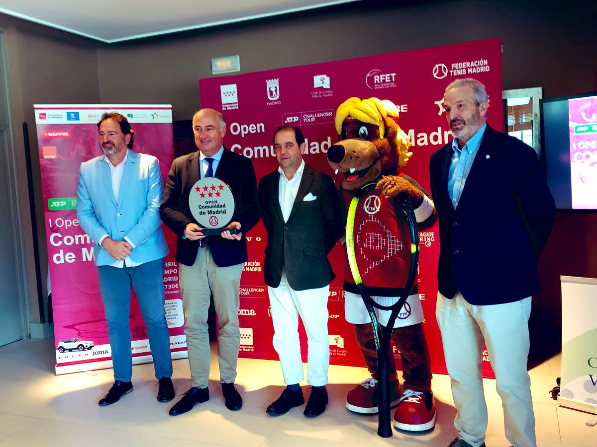 deportecmadrid's tweet photo. 🎾 Esta mañana hemos estado en la presentación del #OpenDeTenis de la @ComunidadMadrid con nuestro DG @fernando_benzo y la @fedetenismadrid, que se celebrará del 11 al 17 abril. ¡Vamos!
#MadridEsDeporte https://t.co/I4zRIUAL6V