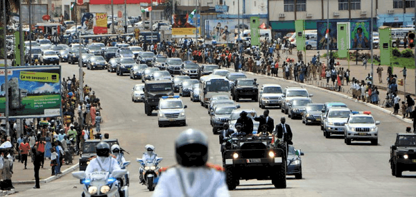 cobbo3's tweet photo. 1: Which African president has the SHORTEST  motorcade?
2: Which African leader has the LONGEST motorcade?
3: What does the size of the motorcade REVEAL abt a country?
NOTE: Presidents, ministers, assistants, hangers-on &amp; spin doctors don't qualify to answer these questions. https://t.co/ig7DYEWMG0