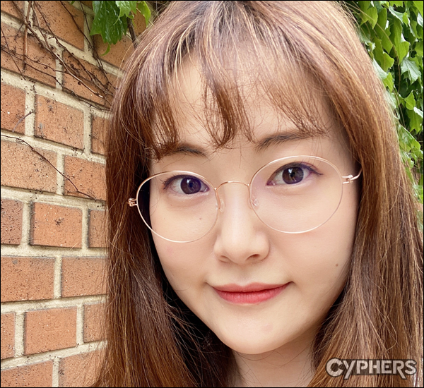 이다은

사이퍼즈 -열망하는 이사벨

"항상 제가 성우의 꿈을 가진 분들께 드리는 말씀인데요, '자기 자신을 잘 보살펴라'입니다. 내가 누구인지 알고, 지금은 어떤 기분인지 어떤 몸 상태인지 파악하고, 그리고 그때 그때 자신의 마음을 잘 드러낼 줄 알아야 연기도 잘 한다고 생각합니다."

(이어서)