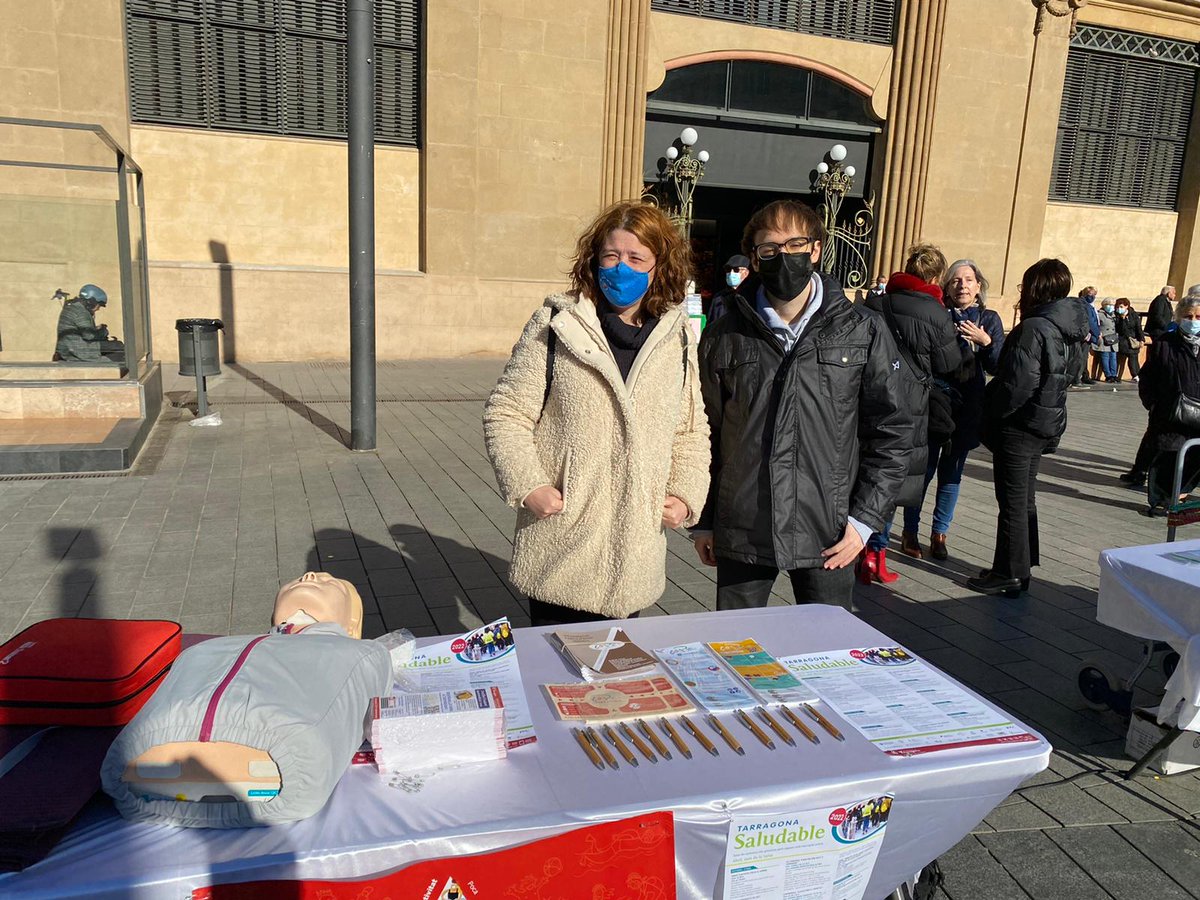 CopecPedagogs's tweet photo. Tret de sortida d'ABRIL MES DE LA SALUT que organitza TARRAGONA SALUDABLE dels que formem part. Avui Fira al Mercat Central, amb el suport Teresa Gamez, vocal COPEC-TGN i Kevin Castro; en pràctiques al COPEC @TGNAjuntament #copec20anys #PedagogiaSalut https://t.co/cXqjAUVNDr