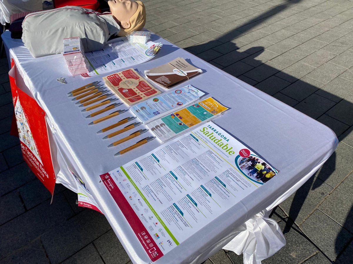 CopecPedagogs's tweet photo. Tret de sortida d'ABRIL MES DE LA SALUT que organitza TARRAGONA SALUDABLE dels que formem part. Avui Fira al Mercat Central, amb el suport Teresa Gamez, vocal COPEC-TGN i Kevin Castro; en pràctiques al COPEC @TGNAjuntament #copec20anys #PedagogiaSalut https://t.co/cXqjAUVNDr