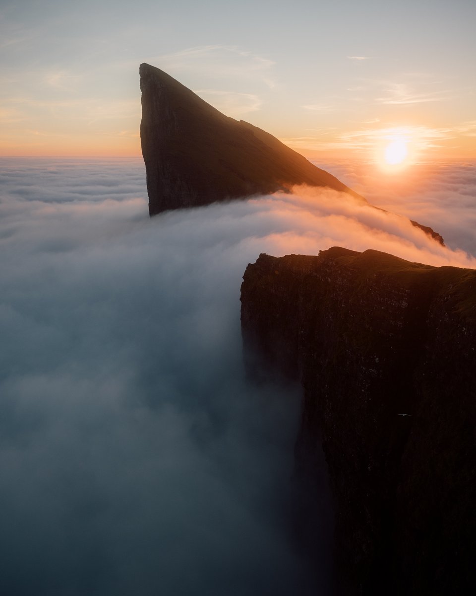 A thread about why light is so important in the creation of photographs. ✨🧵

Light can ultimately make or break a picture. It's not a secret that the word photography means "drawing with light". Which derives from the greek word photo, meaning light and graph, meaning draw.