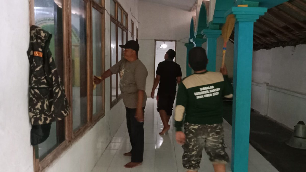 PAC GP Ansor Kecamatan Leces (Banser serta Majelis Dzikir &amp; Sholawat Rijalul Ansor) Bersih-bersih dan bagi-bagi alat kebersihan beberapa Musholla dan Masjid yang berada di kecamatan Leces.
#pacgpansorleces
#Ansorkabupatenprobolinggo
#SpiritBaruAnsorJatim