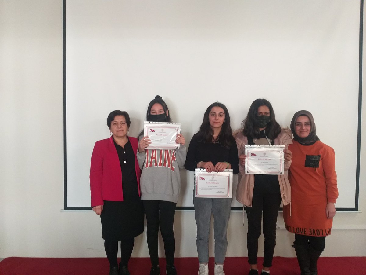 OvaHalk's tweet photo. 58.Kütüphane Haftası kapsamında Karlıova Liseler arasi " Hayalimdeki Kütüphane" adlı  Resim Yarışması etkinliğini  gerçekleştirdik. Hocalarımıza  ve öğrencilere katılımlarından  dolayı teşekkür ederiz. @AhmetMisbah @KTBKYGM @OdabasAli @bingolkultur @karliova_resmi https://t.co/B3mKYWtJ1H