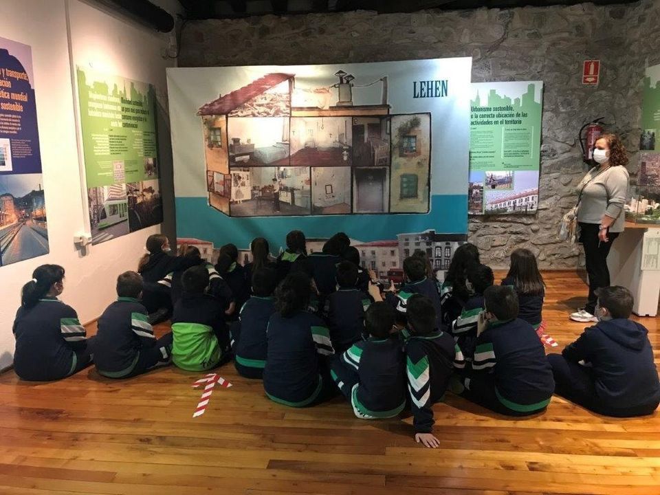 Ekoetxea_eus's tweet photo. 🏡 #Ekoetxea 📌 #Azpeitia
Cada vez son más los centros educativos que nos visitan dentro del #ProgramaEscolar. En las visitas aprendemos mucho sobre temas como residuos, cambio climático, agua, energía, ruido, etc.
ℹ️ https://t.co/6qxoNwbYhn
#EducaciónParaLaSostenibilidad https://t.co/gKL5rjHMLn