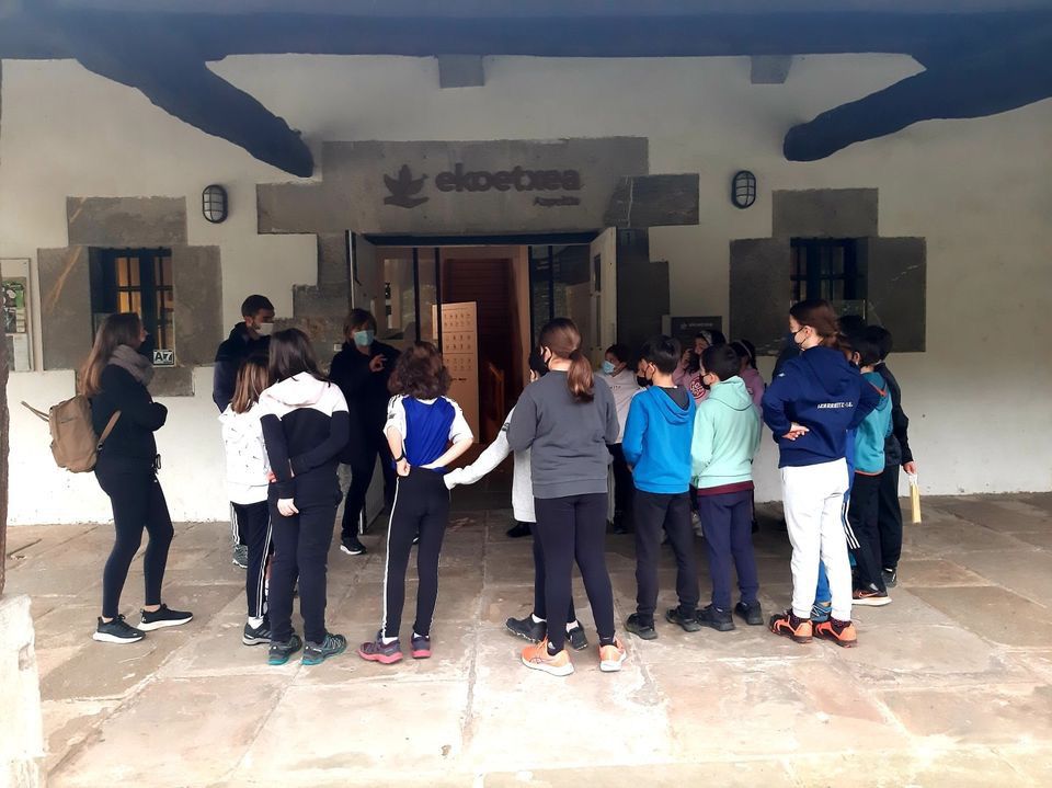 Ekoetxea_eus's tweet photo. 🏡 #Ekoetxea 📌 #Azpeitia
Cada vez son más los centros educativos que nos visitan dentro del #ProgramaEscolar. En las visitas aprendemos mucho sobre temas como residuos, cambio climático, agua, energía, ruido, etc.
ℹ️ https://t.co/6qxoNwbYhn
#EducaciónParaLaSostenibilidad https://t.co/gKL5rjHMLn