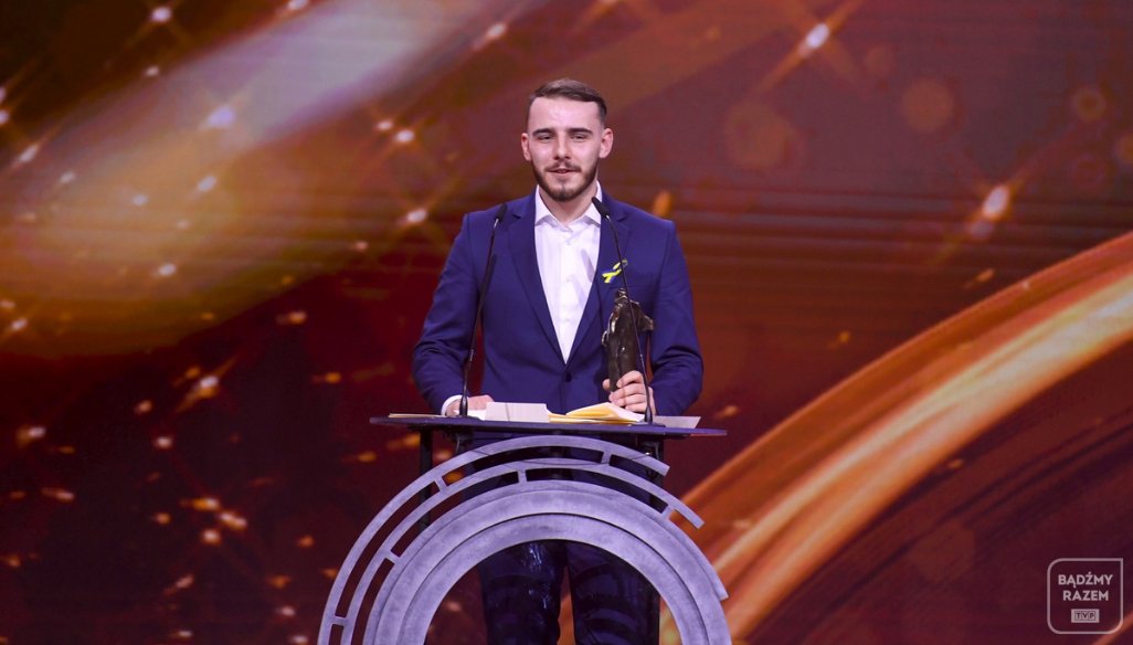 TVP's tweet photo. Za nami wyjątkowa gala #Wiktory2021 🏆
Wydarzenie zainaugurowała swoim poruszającym występem ukraińska wokalistka - #Jamala 💙💛 Wśród nagrodzonych znaleźli się https://t.co/5LT9nJDIj7. #IdaNowakowska oraz #KrystianOchman 👏 #BądźmyRazem 🤗 https://t.co/1p3CITtYlJ