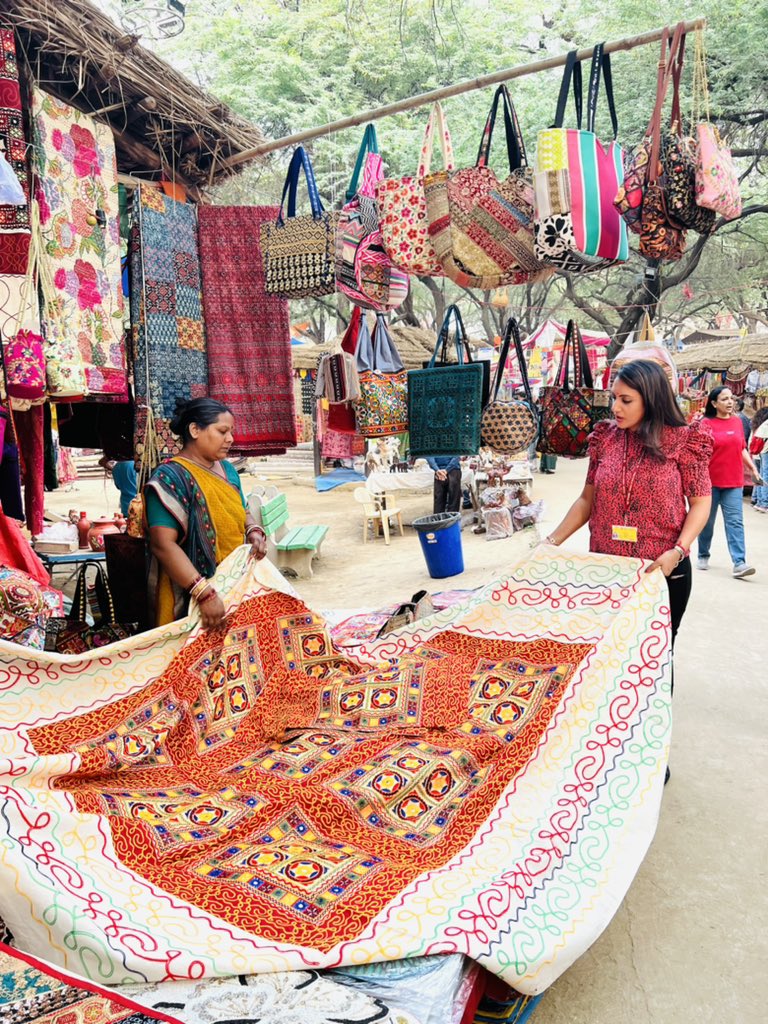 A perfect amalgam of Traditional handicrafts,handlooms,art, culture,cuisine!
Visited the vibrant #SurajkundMela2022 in #Faridabad.

With #Uzbekistan as it’s partner Nation and Jammu & Kashmir as Partner State, 
the 35th #SurajkundInternationalMela truly depicts #IncredibleIndia🇮🇳