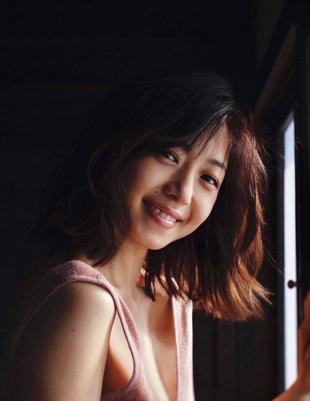 Twitter 上的 中村静香 写真集のアザーカットです これは雑誌のパブにも掲載されてないやつじゃないかな 発売に向けて少しずつ載せていくので どんな中身か想像を膨らませて下さいね 4月22日発売 写真集 月刊 中村静香 浸 月刊中村静香 肩すくめがち