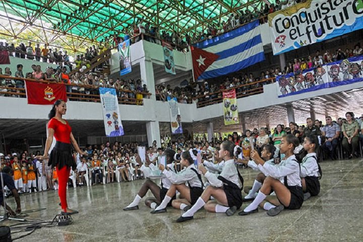 A la <a href="/OPJMCuba/">OPJM Cuba</a> está dedicada la jornada de este viernes cuando ya se acerca su cumpleaños 61 y también el 60 de la <a href="/UJCdeCuba/">UJC de Cuba</a>. Hoy se desarrollará en todas las escuelas el festival #Cuba, mi país. El Palacio Central de Pioneros Ernesto Che Guevara es la sede de esta actividad.