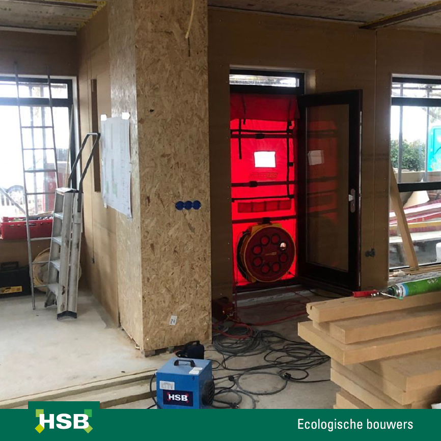HSBeco's tweet photo. Een huis zo luchtdicht, dat je het met een piepkleine warmtewisselaar kunt verwarmen en koelen? Onze opdrachtgever in Muiderberg heeft de primeur. De Lekkagedokter viel bijna van z’n stoel, een Qv10 van 0,1!! Lees er alles over hier: https://t.co/CJbDaPXVx0 #record #uniek #trots https://t.co/Girj57L9hA