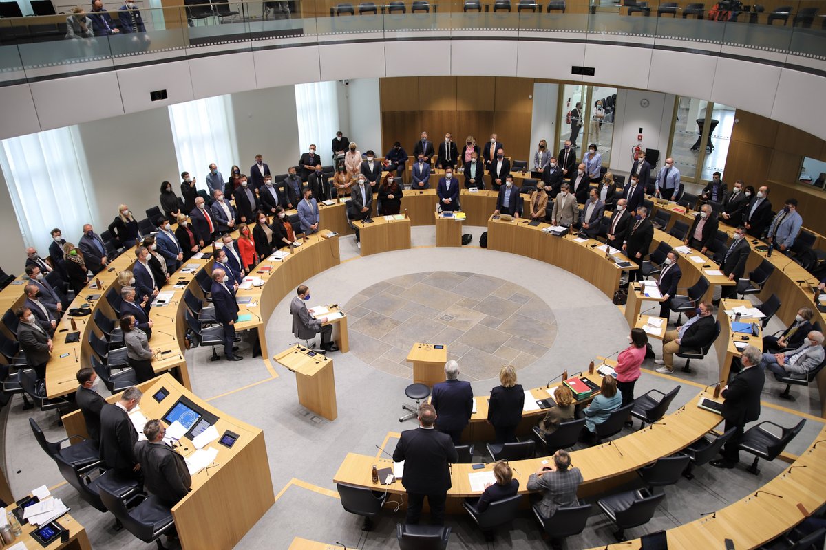 Ein historischer Moment: So sieht es aus, wenn im <a href="/ltrlp/">Landtag RLP</a> die #Verfassung geändert wird. Wir freuen uns, dass uns dies als demokratischen Fraktionen von <a href="/SPDFraktionRLP/">SPD-Fraktion RLP</a>, <a href="/CDUFraktionRLP/">CDU-Fraktion RLP</a>, @GrueneLtRLP, <a href="/FDPFraktionRLP/">FDP-Fraktion RLP</a> &amp; Fraktion <a href="/fw_rlp/">FREIE WÄHLER Rheinland-Pfalz</a> zum Wohle der Kommunen gelungen ist.