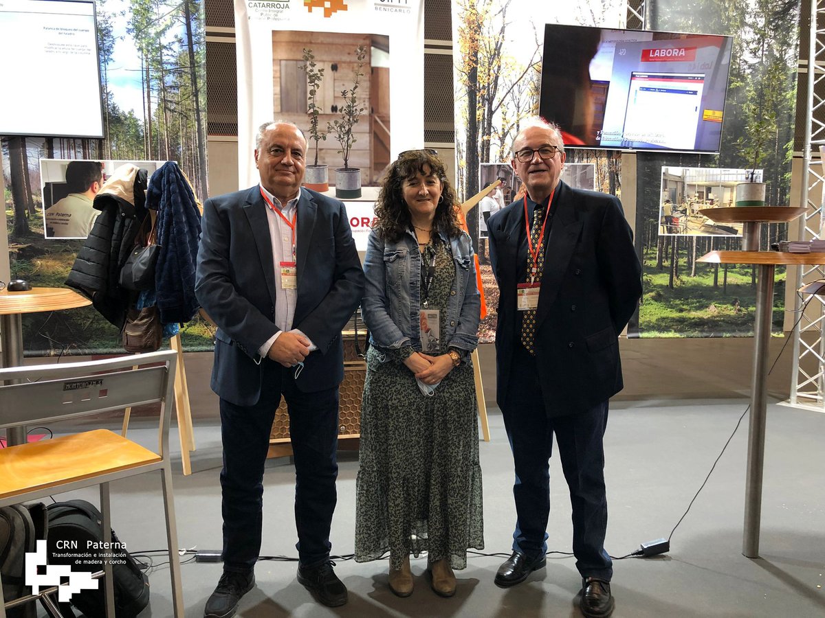 CRNMaderaCorcho's tweet image. 🤝Rosa López, Subdirectora de Formación para el Empleo de LABORA, visitó ayer nuestra stand en @FIMMA_MADERALIA.
La acompañan Aurelio Delgado y Rafael Navarro, directores del CRN Transformación e Instalación Madera y Corcho y CIPFP Catarroja (@fpcatarroja) respectivamente.
#fimma