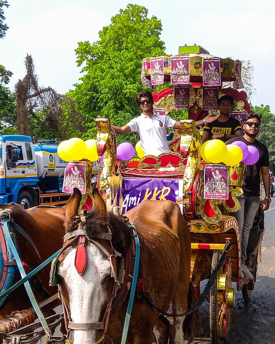 KKRiders's tweet photo. 𝙕𝙤𝙧𝙙𝙖𝙖𝙧 love &amp; 𝙎𝙝𝙤𝙧𝙙𝙖𝙖𝙧 support 💜💛

Here's how Team SRK Kolkata 'rallied' to show us their support ahead of #KKRvPBKS 🙌

@teamsrkfc #KKRHaiTaiyaar #IPL2022 https://t.co/E8zoFXUr31