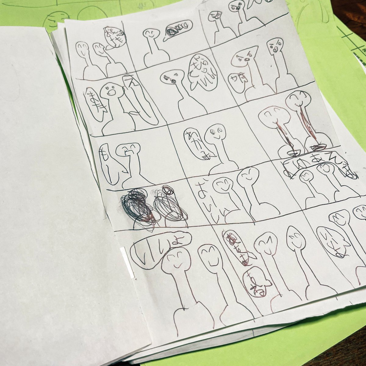 6歳の息子が初めて漫画を描きました。
タイトルは「○○(苗字)家｣。餅を焼いて欲しい子供たちと「えー、また？」と文句言う母のシーンから始まっています。 https://t.co/ya6EX60IfK