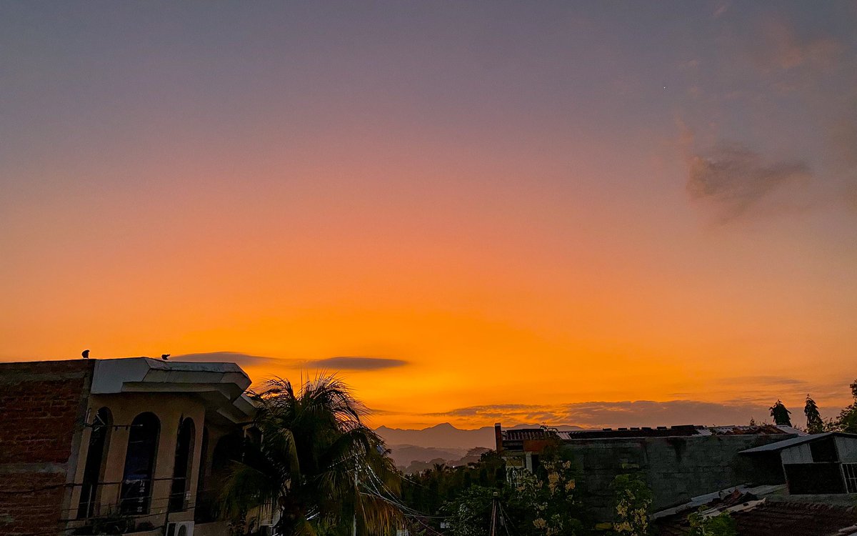 RealFm981's tweet photo. ¡Buenos días! ☀️ 
El primer tristemente del año ha terminado, y con este amanecer iniciamos un nuevo mes. Pongamos en el Señor nuestra esperanza una vez más. #abril2022 #tudíareal https://t.co/poOqpqJCoI