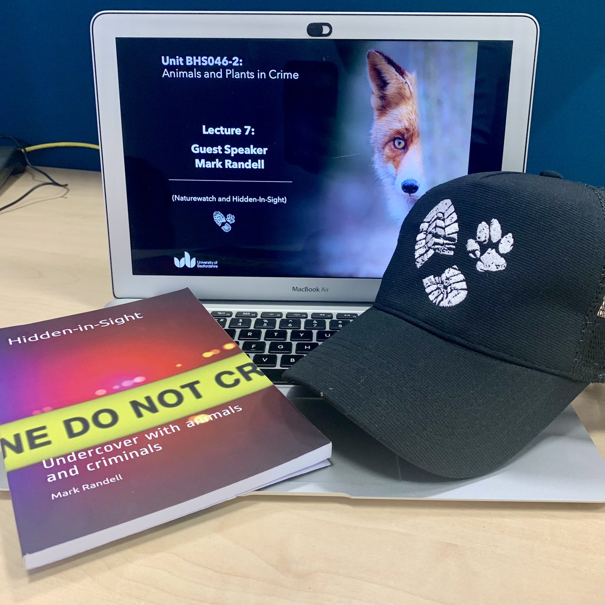 CSL_CSI's tweet photo. Fantastic lecture by Mark @hi_sight and @Naturewatch_org. So honoured to have him speak to our #Forensic, #Criminology and #BioSci students at @Beds_SLS. Incredible work and an update on #Ukraine operations. 🇺🇦 🐾 
#AweInspiring #ThankYou
#Collaboration #StepUpNotBack #Links https://t.co/1Mk3cxL6L9
