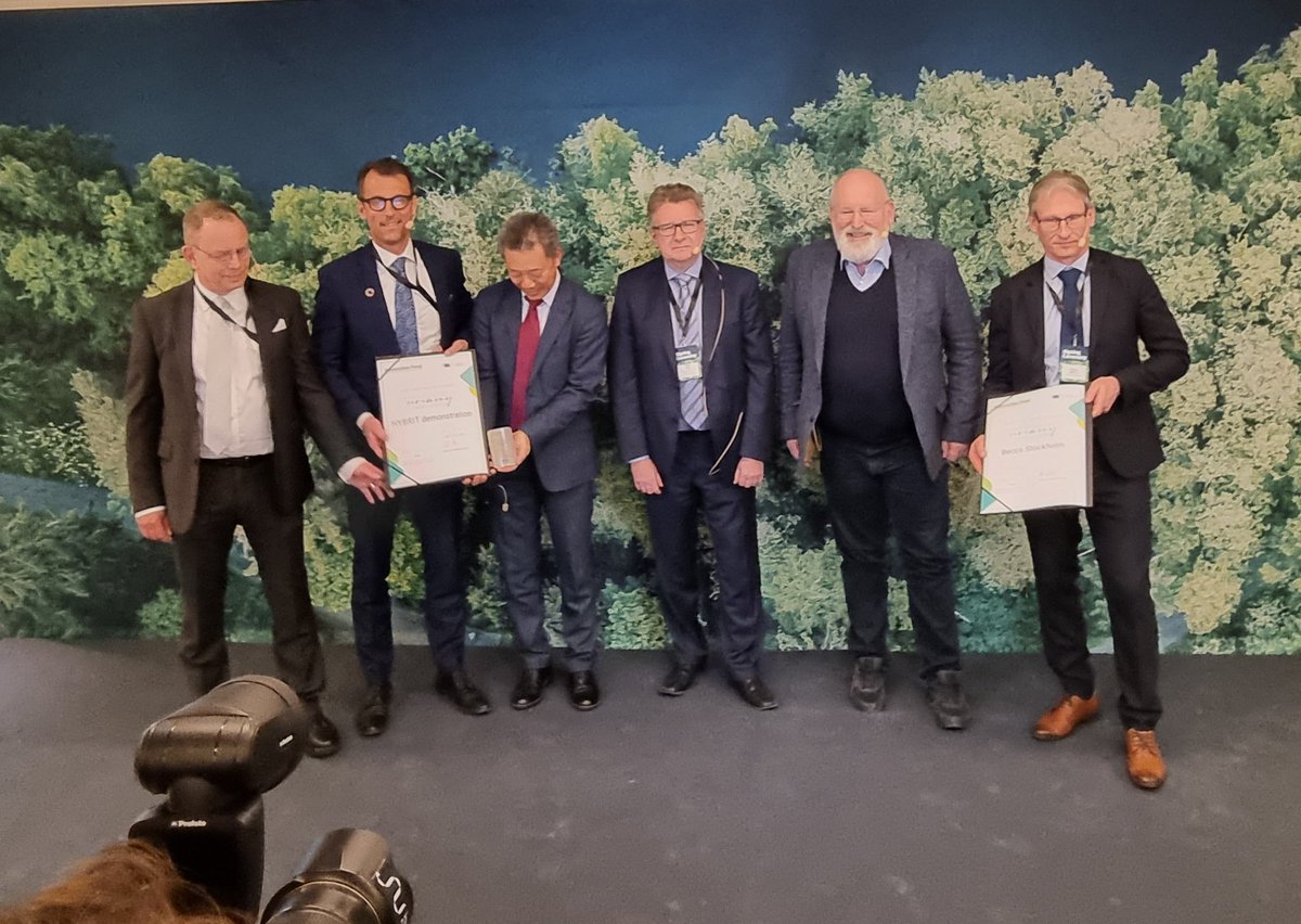 Signeringen av #EIF bidraget på 1.8 miljarder kronor till stöd för vårt #BECCS projekt klart. @FranzTimmermans med vår VD @andersegelrud och @hybrit_project som är det andra projektet från Sverige so. Får stöd från @EU_Commission.