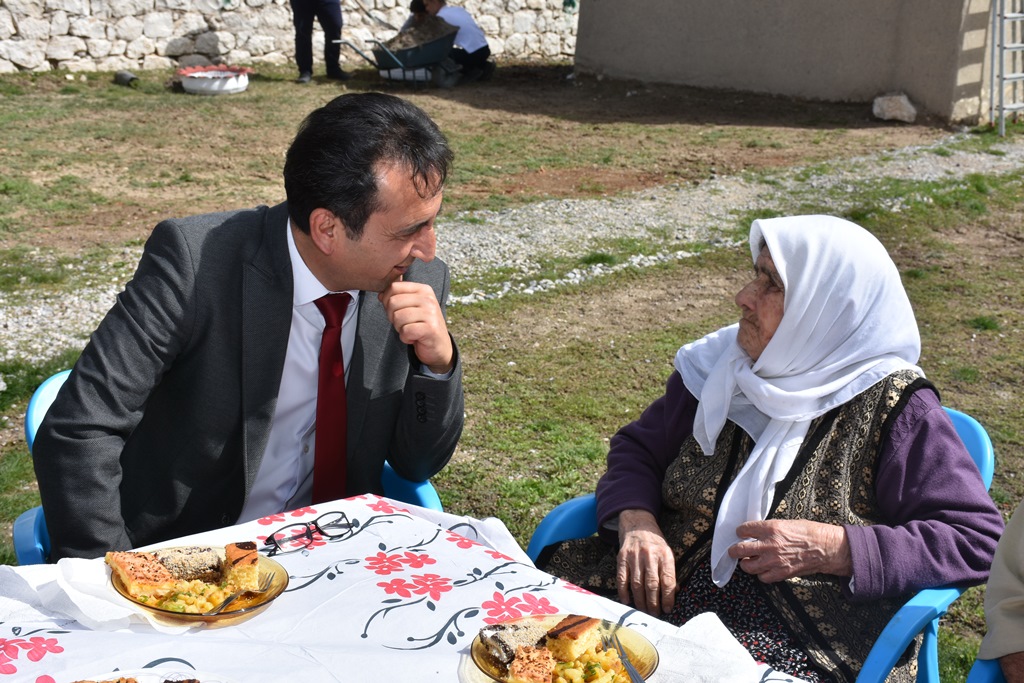 memkaraman's tweet photo. Meslek Lisesi Öğrencileri Ailelerimizle Buluşuyor projesi kapsamında Sudurağı Şehit Ömer Durmaz Çok Programlı Anadolu Lisesi öğrencileri İl Millî Eğitim Müdürü Mehmet Çalışkan ile birlikte 95 yaşındaki Safinaz Teyze'yi ziyaret etti.

Haber 👉 https://t.co/YNtSYoaZfP

@tcmeb https://t.co/2ihi6fYKzz