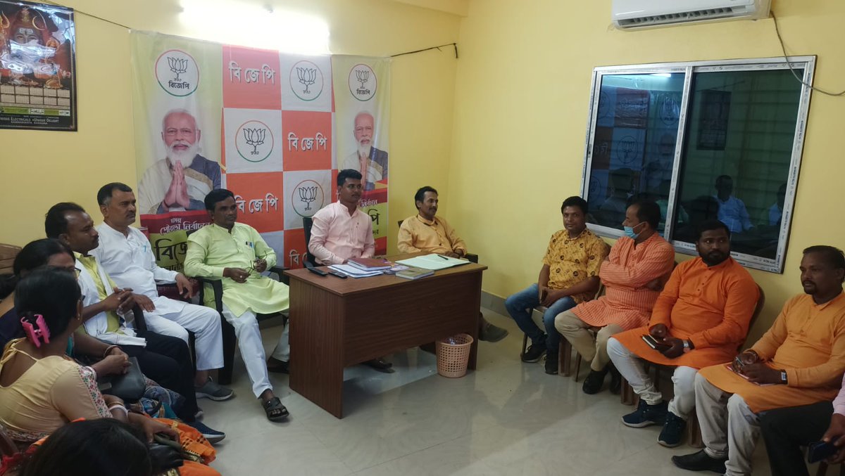 SunilRMandalBJP's tweet photo. আজ জেলা কার্যালয়ে মাননীয়  প্রধানমন্ত্রী নরেন্দ্র মোদীজির #ParikshaPeCharcha অনুষ্ঠান দেখালাম সাথে উপস্থিত ছিলেন পুরুলিয়ার বিভাগের বিভাগ কনভেনার @anupam_mallik  ,ছাতনা বিধানসভার বিধায়ক #সত্যনারায়ন_মুখার্জি মহাশয় ও প্রাক্তন জেলা সভাপতি @BibekanandaBjp  মহাশয়। https://t.co/jsDInOKnt4