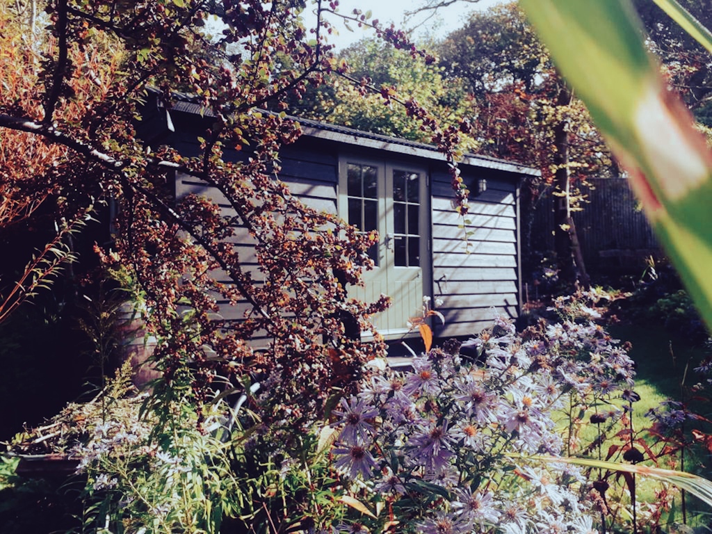 dorset_hutmaker's tweet photo. Happy Friday! Who’s just about ready to switch off for the weekend? 🙌🏻 

This hut always makes us want to grab a bag to  hideaway &amp; chill for a few days ☺️ 

Hope you’re all enjoying the ever so slightly chilly sunshine lately! https://t.co/cJp84HMbkU