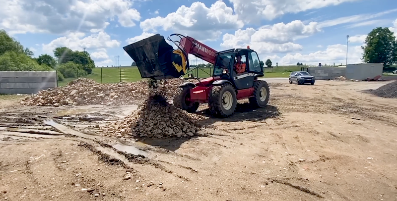 quip_usa's tweet image. Working in tight urban areas turns into a simple job by installing one of MB Crusher’s units to a telehandler.
 #attachments #MBCrusher #multipurposemachine #telehandlers

heavyquipusa.com/?p=145305