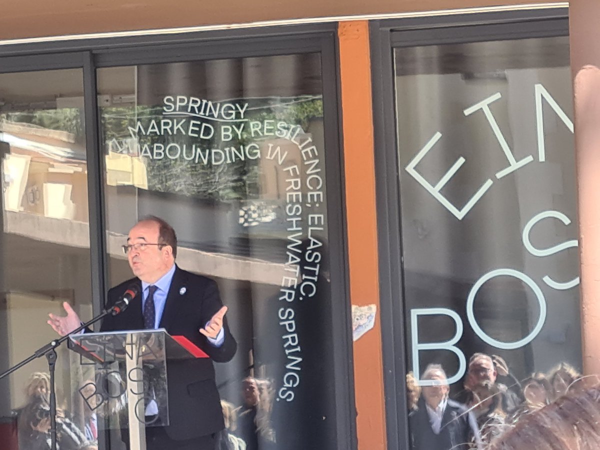 RoccoLozano's tweet photo. Hoy he estado en la inauguración de @EinaBcn Bosc: un acto precioso, una performance extraordinaria y todos los discursos hablando del "alma" única de esta escuela. Ha sido fantástico coincidir con tantos amigos y colegas de la cultura barcelonesa. ¡Gracias por invitarme! https://t.co/CoLvLteZLU