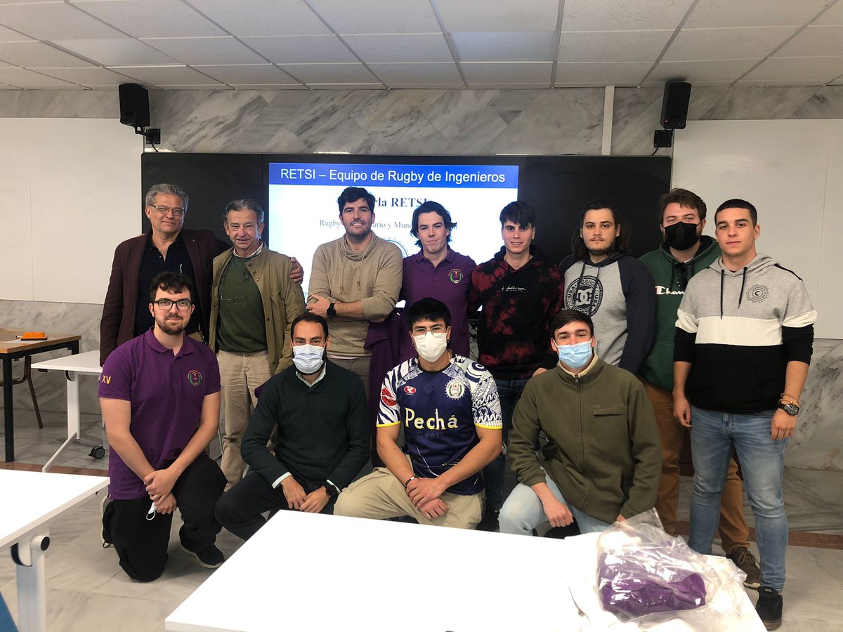 Ayer recibimos una estimulante charla sobre el Rugby Universitario y Mundo Profesional de la mano de nuestro presidente Alexis Graciani con la sabiduría y experiencia de nuestro antiguo compañero Guillermo Moreno y uno de los fundadores del equipo, el profesor Don Carlos Camacho.