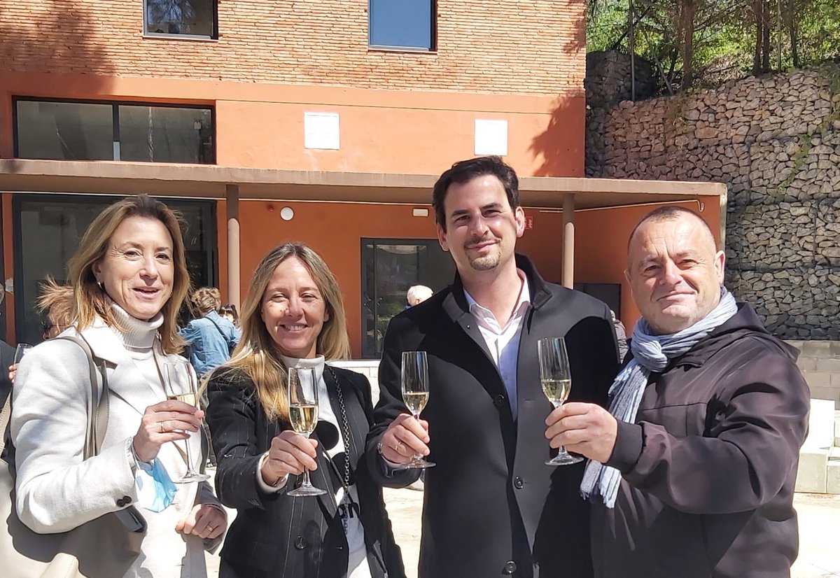 Hoy he estado en la inauguración de <a href="/EinaBcn/">Eina Barcelona</a> Bosc: un acto precioso, una performance extraordinaria y todos los discursos hablando del "alma" única de esta escuela. Ha sido fantástico coincidir con tantos amigos y colegas de la cultura barcelonesa. ¡Gracias por invitarme!