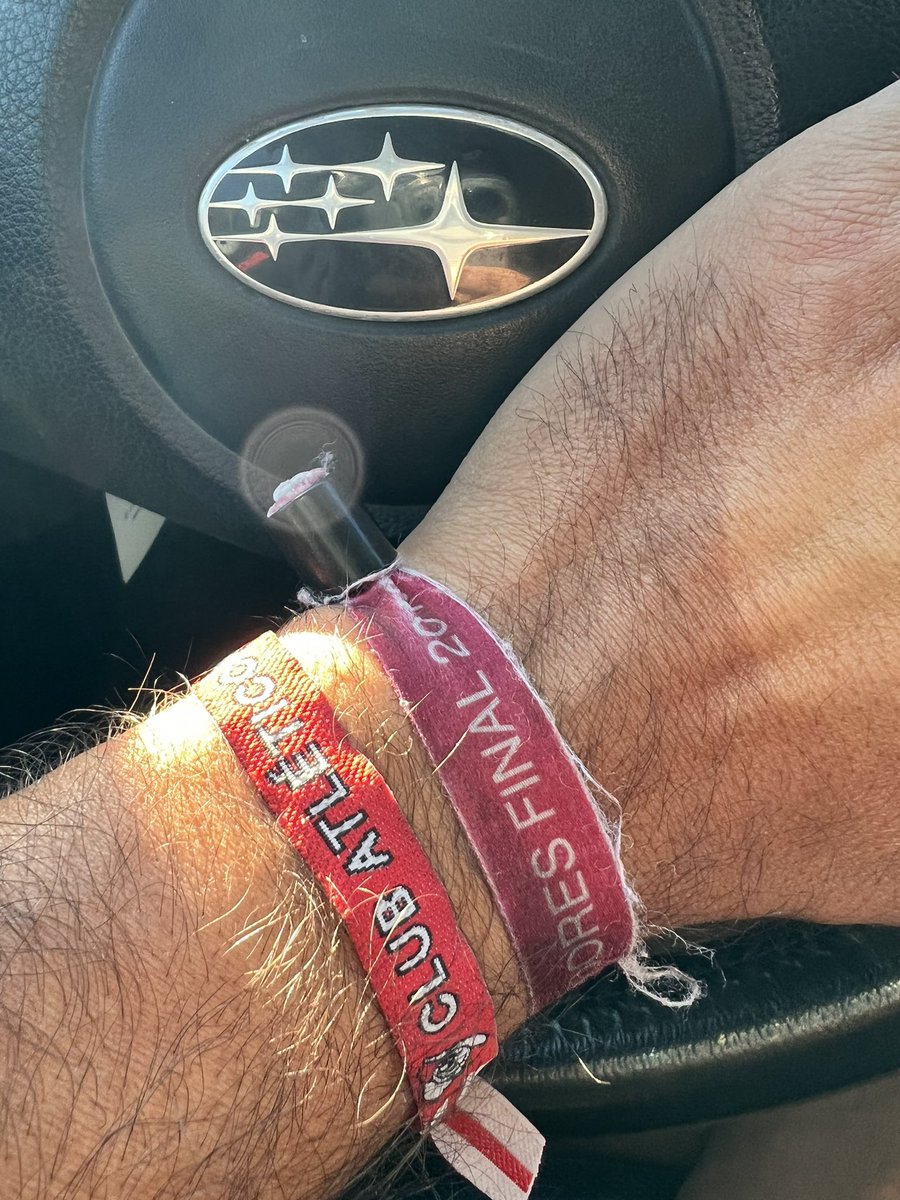 RiverPlateSma's tweet photo. Algún hincha de River todavía tiene la pulsera en su muñeca que nos ponían para entrar al Bernabéu el 9/12/18 ? Parece es eterna cómo el garche q le pegamos a los bosteros frente a los ojos del mundo entero ! Gran souvenir ! #alegriaeterna #final2018 #RiverPlate https://t.co/gC0RDDkSLI