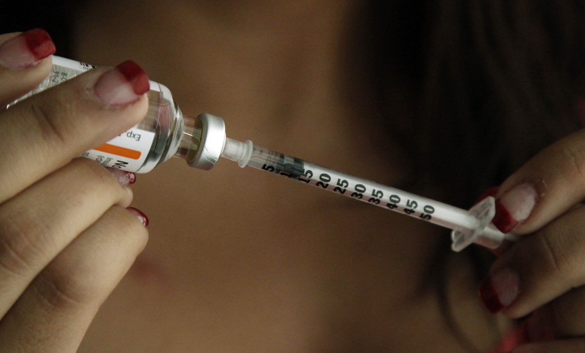 ajplus's tweet photo. The House passed a bill to cap insulin prices at $35 per month for people with diabetes.

A vial of insulin costs less than $10 to make — but many Americans pay up to $1,000 a month due to manufacturers hiking up prices.

1 in 4 people with diabetes ration insulin due to cost. https://t.co/ABxs9H5b4p