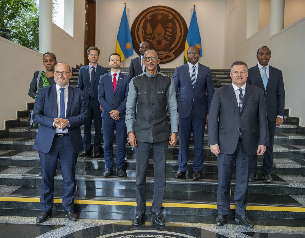 UrugwiroVillage's tweet photo. Today at Urugwiro Village, President Kagame received Director General of the French Development Agency @RiouxRemy, who recently launched the agency’s new office in Kigali. https://t.co/1kcMlQgCTl