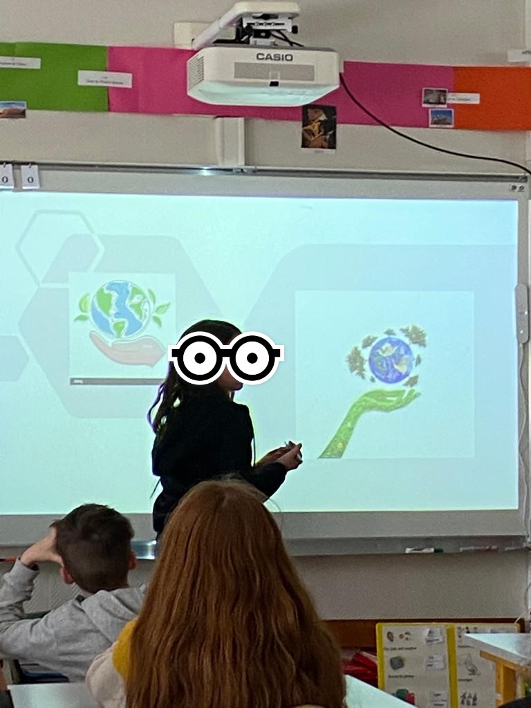 aps_paulblet's tweet photo. Après plusieurs mois de travail avec les animateurs Lucas et Ludivine, Marietou et Angèle élèves en CM2, on présenté à toute les classes de l'école leur projet "zéro déchet". 
Elles ont pu au travers d'un diaporama sensibiliser leurs camarades sur la pollution et le gaspillage. https://t.co/af1MobrZg4