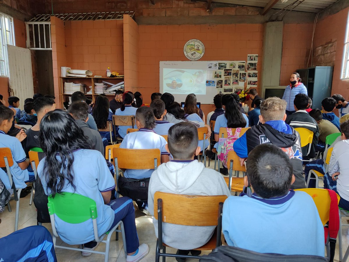 SDosquebradas's tweet photo. #AEstaHora Estudiantes y comunidad educativa de la institución educativa Cartagena realizan un homenaje al docente fallecido Jairo de Jesús Quintero. Rechazamos todo acto de violencia. https://t.co/jxv82cMN7P